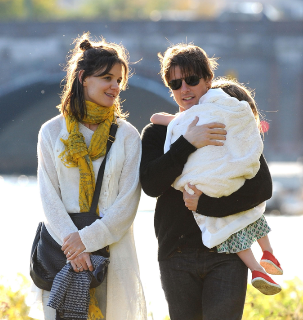 Suri Cruise with her father and mother 